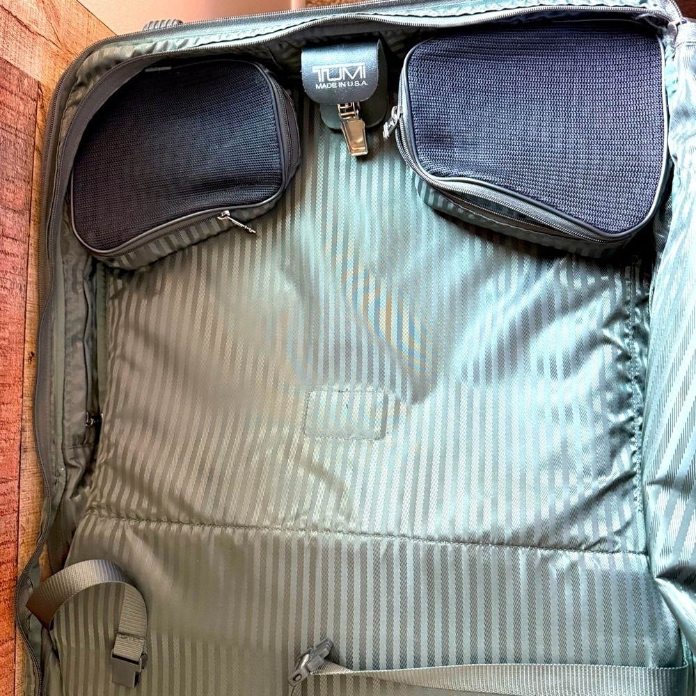VTG 2241M3 Tumi Alpha 2 Wheeled Large Garment/Suitcase Travel Bag - Picture 15 of 16